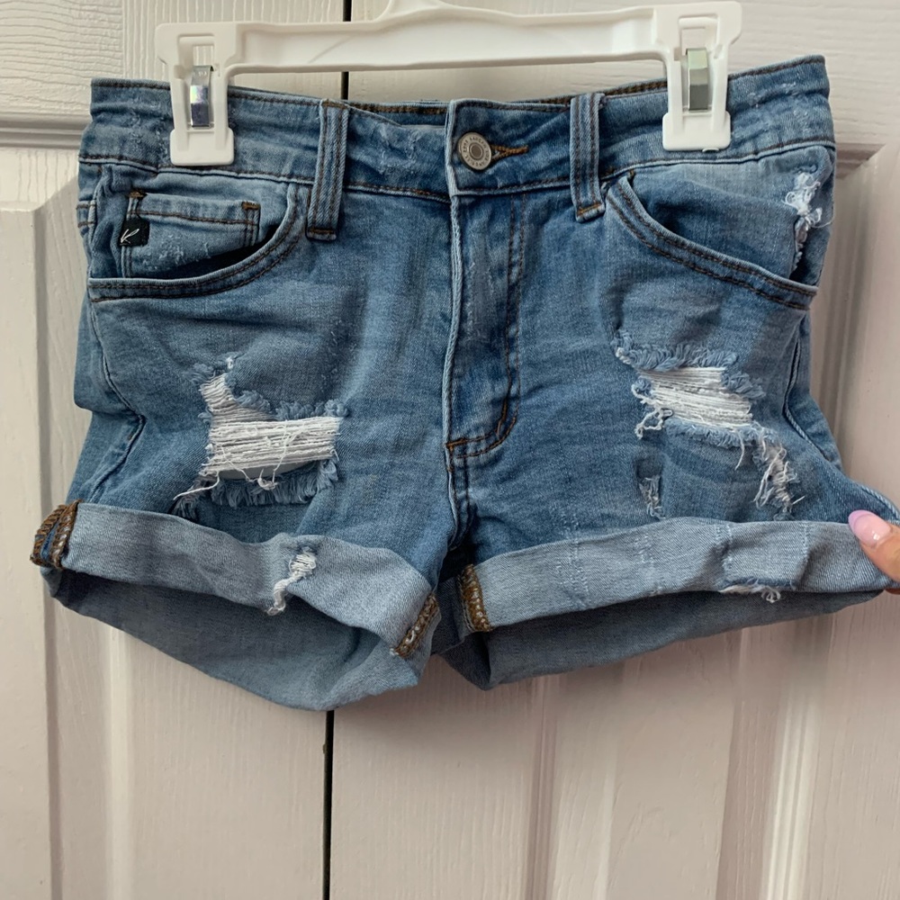 Mid rise blue Jean short ripped with cuffed bottoms